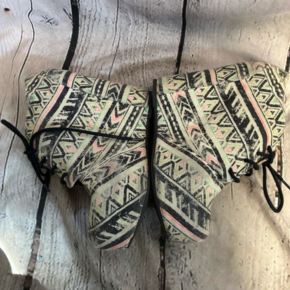 Shi by Journeys Neon Tribal Print Beige Canvas Lace Up Y2K Wedge Booties Sz 8 - Picture 7 of 10
